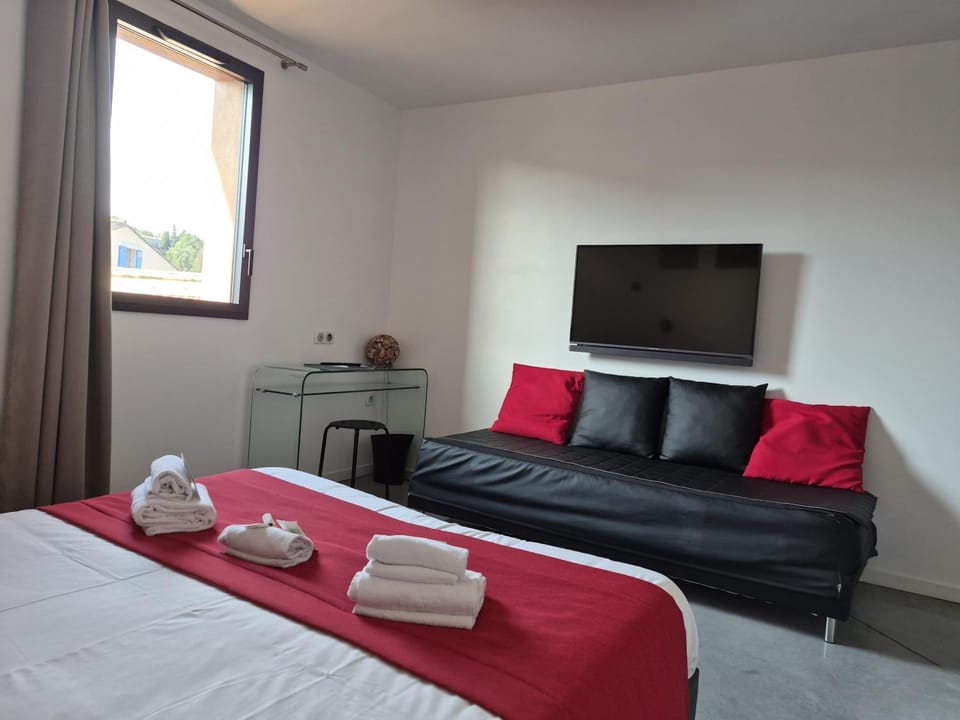 Bed, TV and multimedia, Photo of the whole room, Bedroom