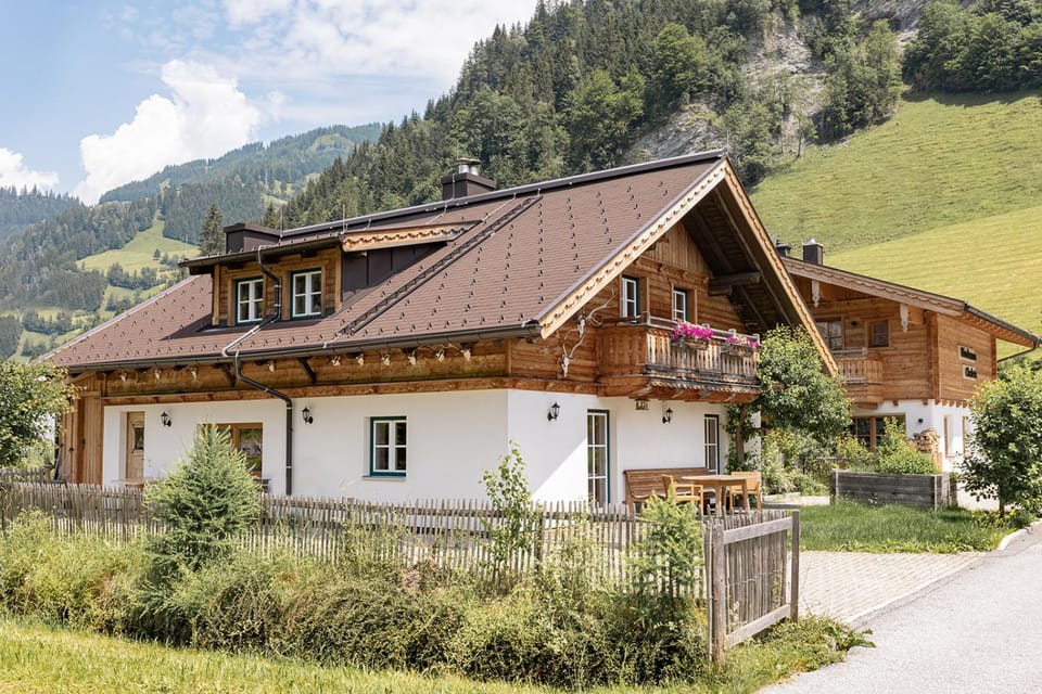 Property building, Day, Garden, Balcony/Terrace, Mountain view