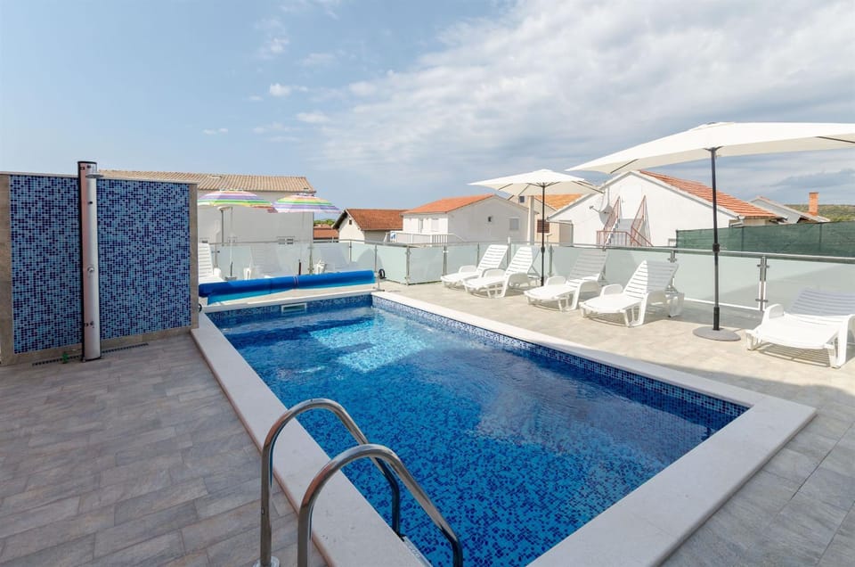 Day, Pool view, Swimming pool, sunbed