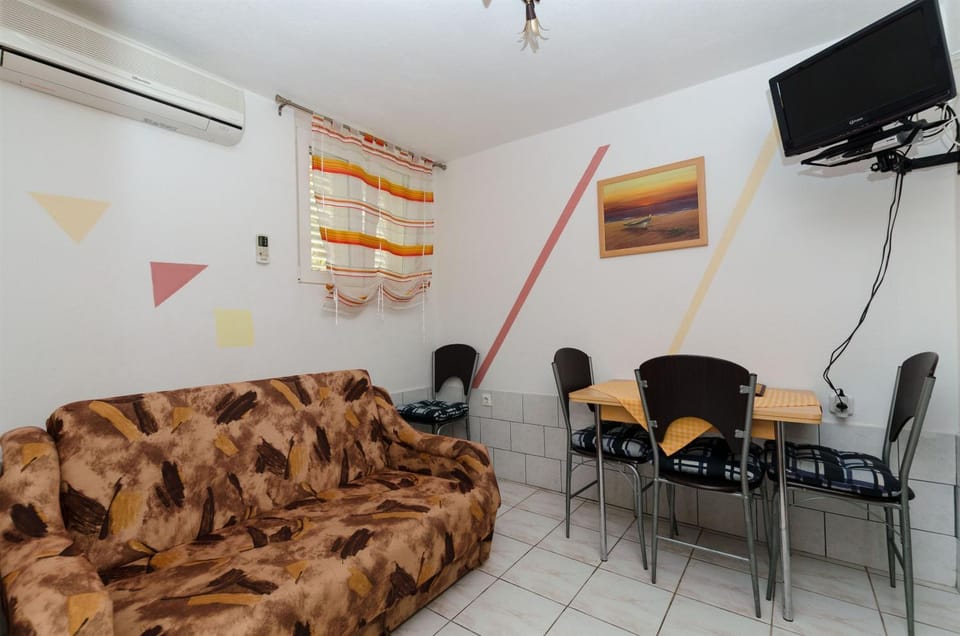 TV and multimedia, Living room, Seating area, air conditioner