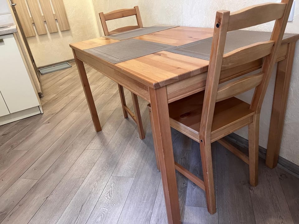Kitchen or kitchenette, Dining area