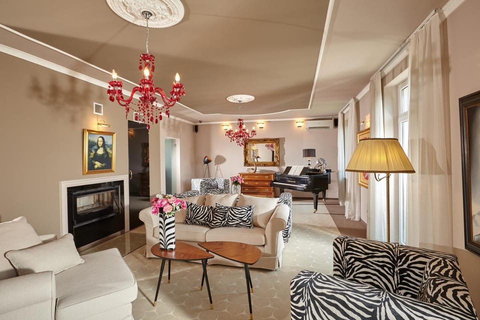 Balcony/Terrace, Living room, Photo of the whole room, Decorative detail, Seating area
