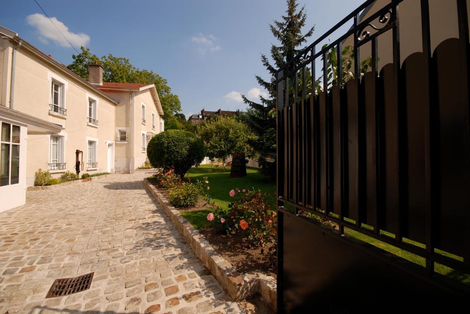 Property building, Facade/entrance, Garden