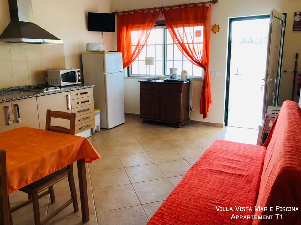 Kitchen or kitchenette, Seating area