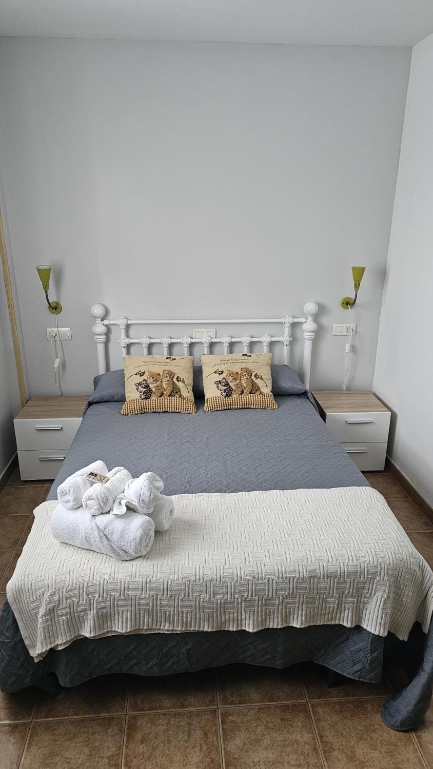 Bed, TV and multimedia, Bedroom