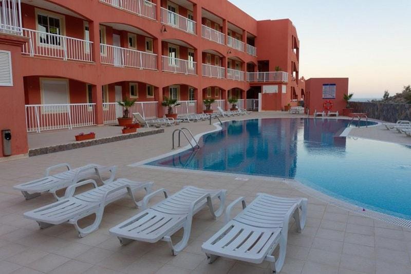 Property building, Day, Pool view, Swimming pool