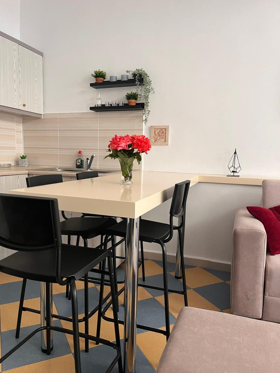 Kitchen or kitchenette, Dining area