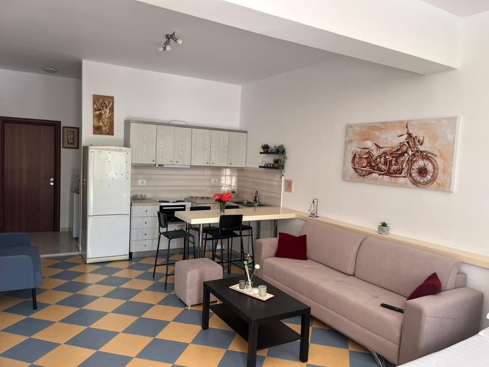 Kitchen or kitchenette, Living room, Seating area, pet friendly, stove