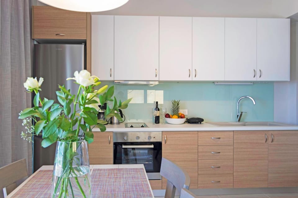 Coffee/tea facilities, Kitchen or kitchenette, Food and drinks, Dining area, oven, stove
