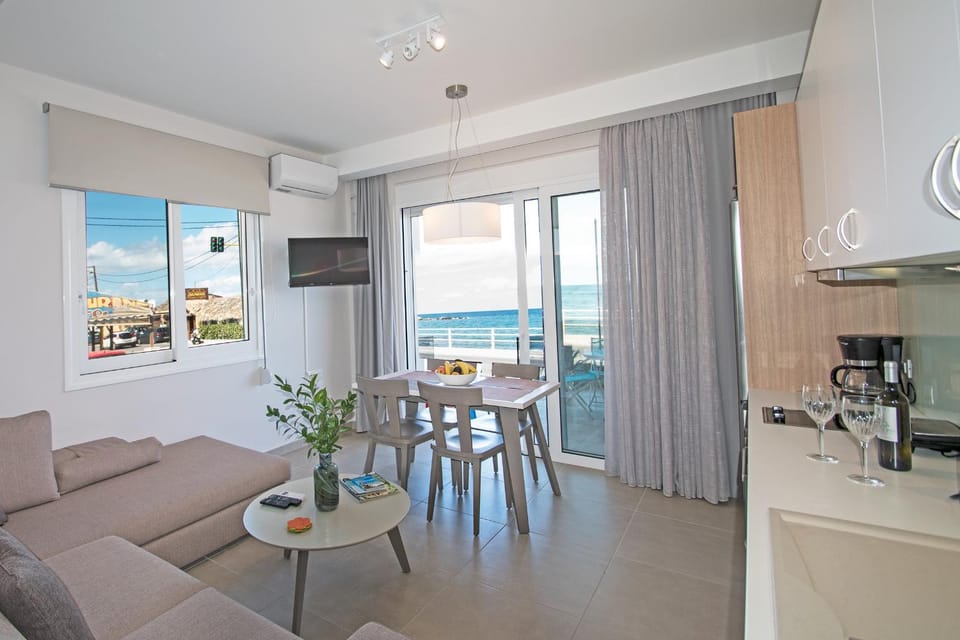 TV and multimedia, Coffee/tea facilities, Kitchen or kitchenette, Living room, Seating area, Dining area, Sea view