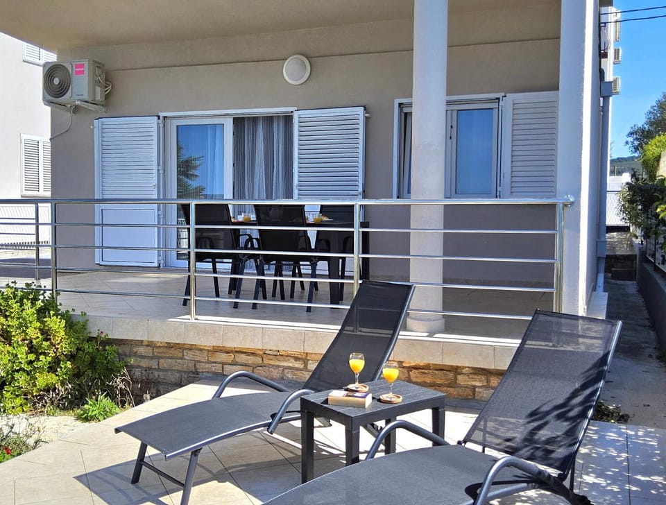 View (from property/room), Balcony/Terrace, sunbed