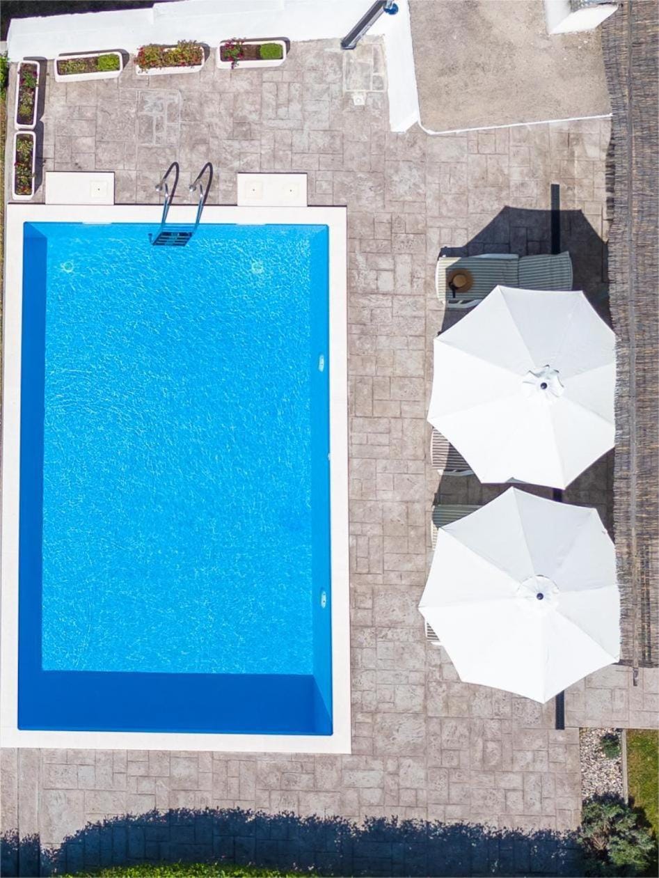 Pool view, Swimming pool, sunbed