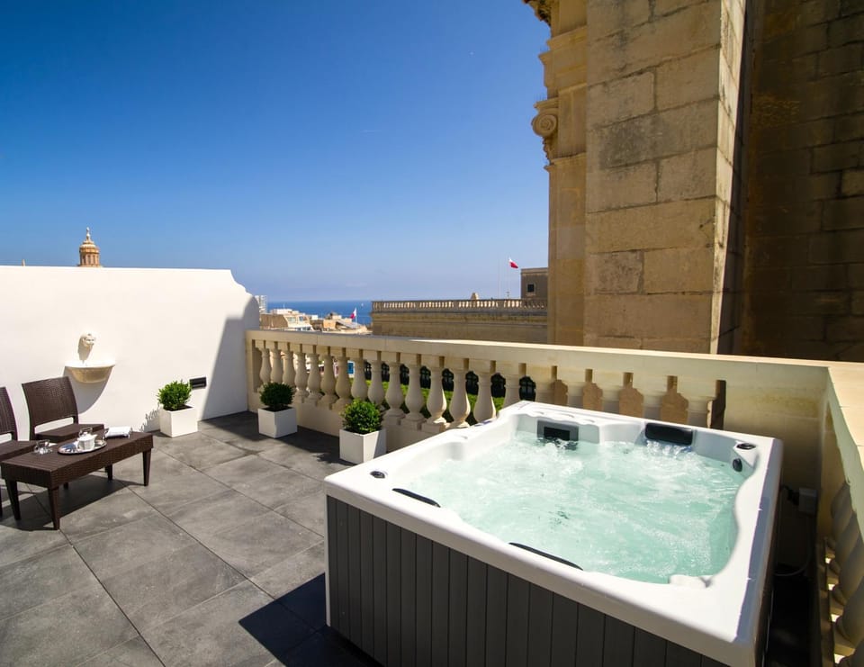 Hot Tub, City view, Landmark view