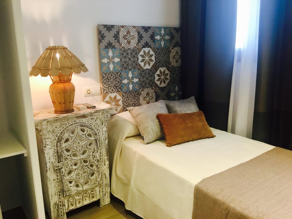 Bed, Night, Decorative detail, On site