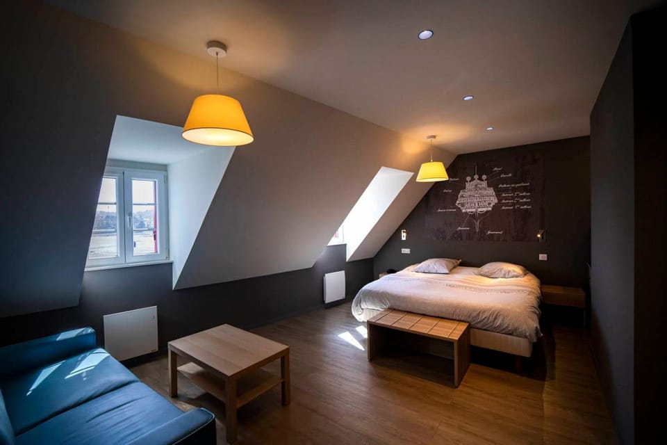 Photo of the whole room, Bedroom