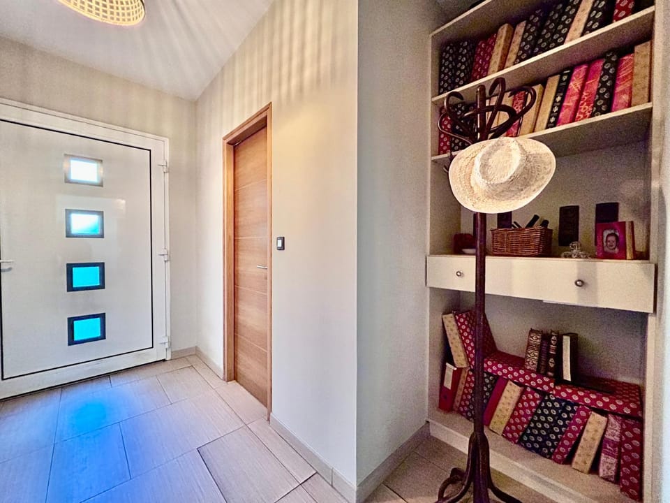 Library, storage, wardrobe, Internal: Not applicable to any particular room