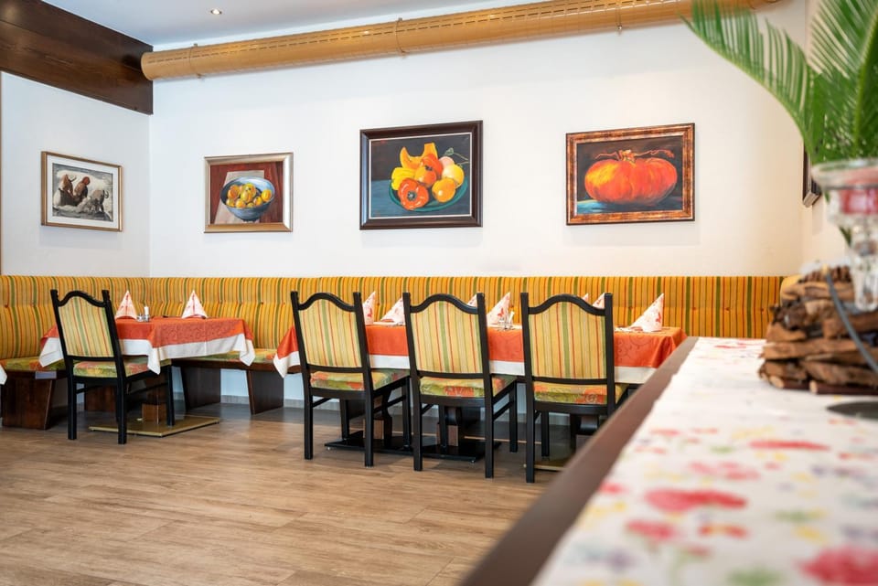 Restaurant/places to eat, Dining area