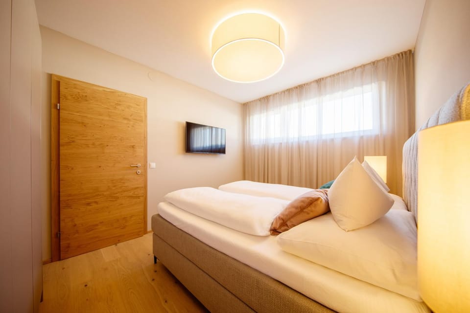 Bed, TV and multimedia, Bedroom