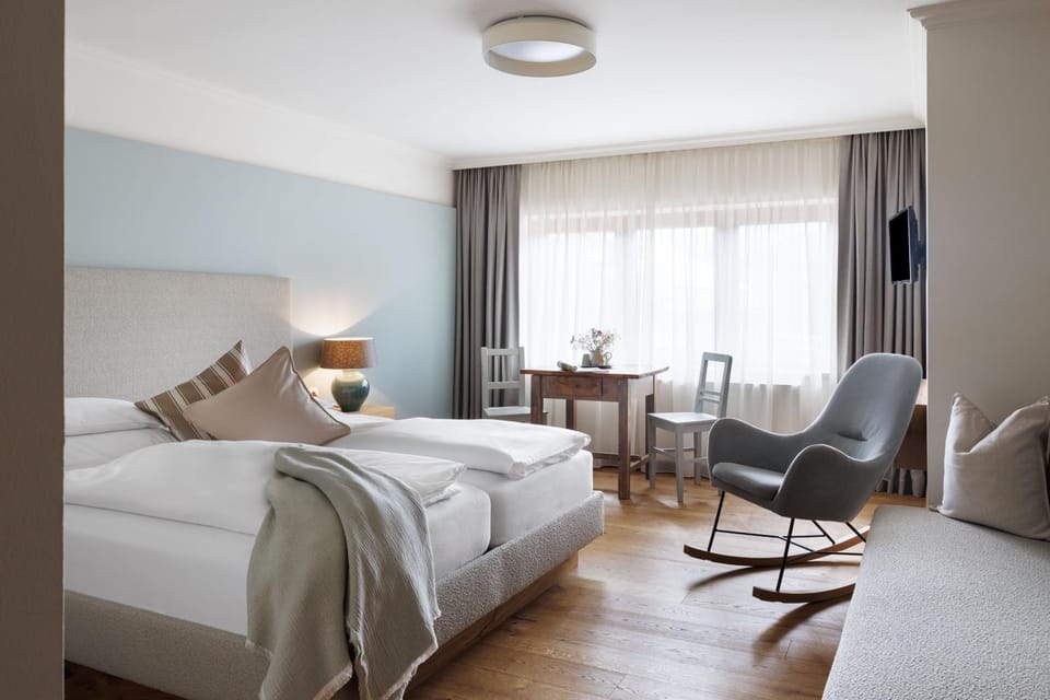 Bed, Photo of the whole room, Seating area, Bedroom