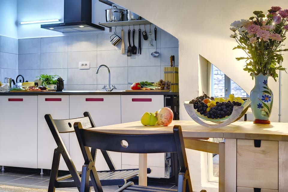 Kitchen or kitchenette, Dining area