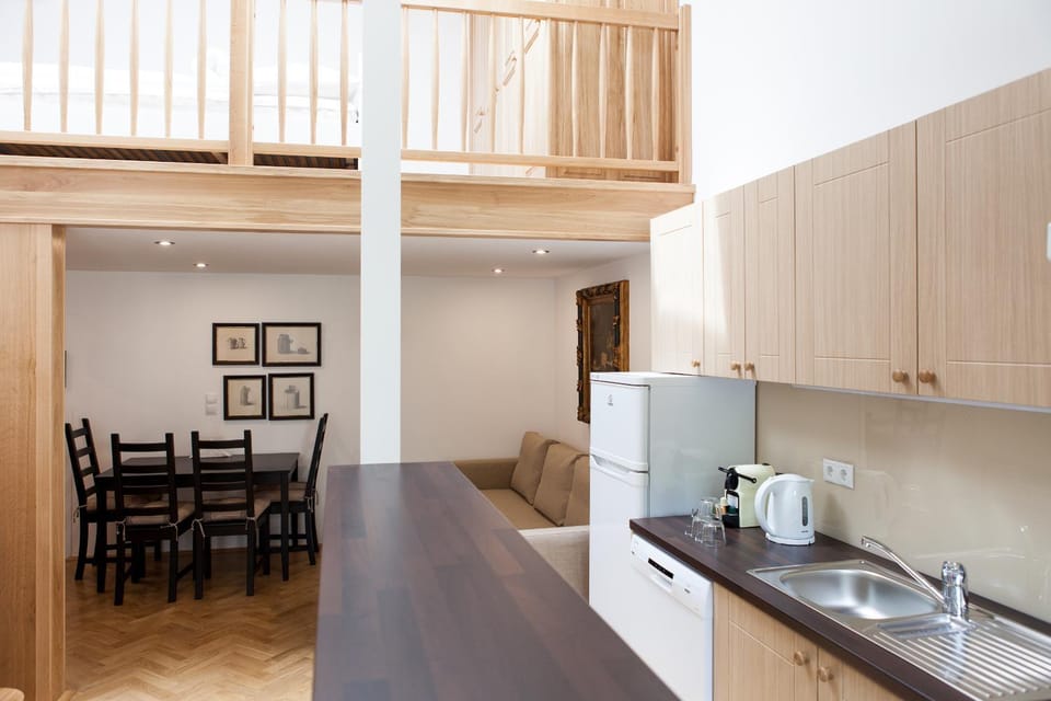 Coffee/tea facilities, Kitchen or kitchenette, Photo of the whole room, Decorative detail, Dining area