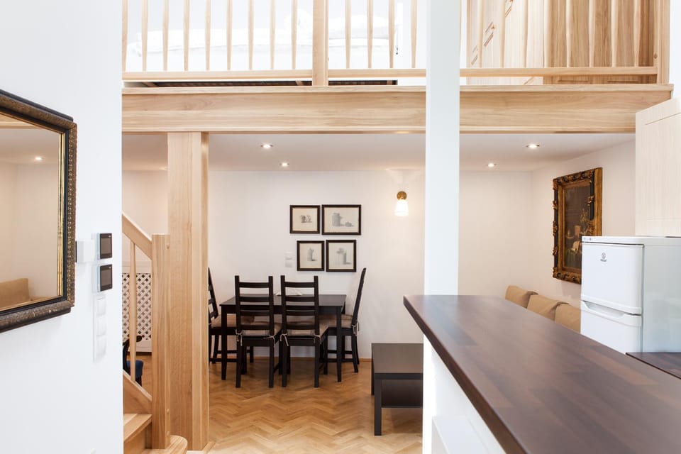 Living room, Photo of the whole room, Decorative detail, Seating area, Dining area