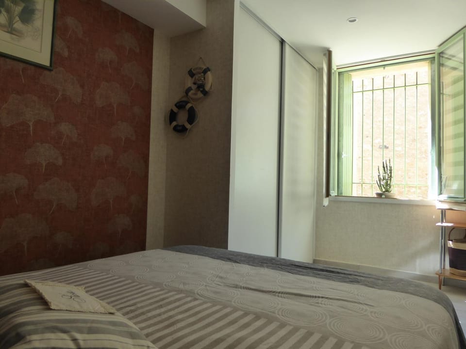 Photo of the whole room, Decorative detail