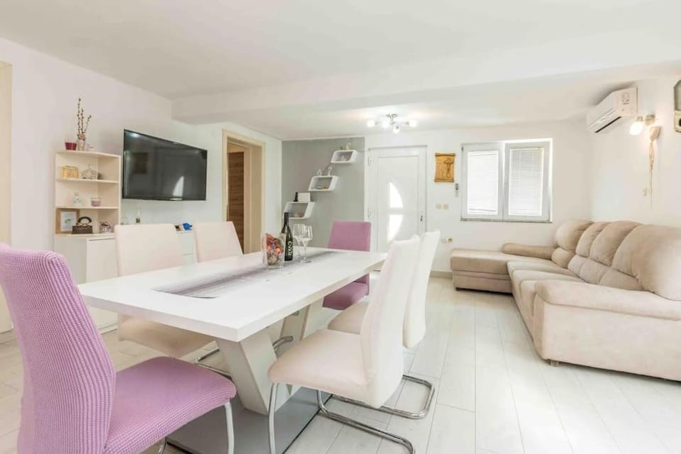 TV and multimedia, Living room, Dining area, air conditioner