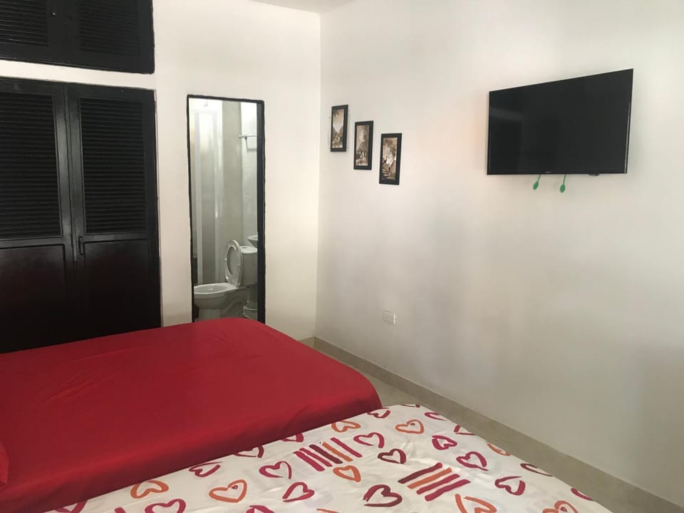 Bed, TV and multimedia, Photo of the whole room, Bedroom