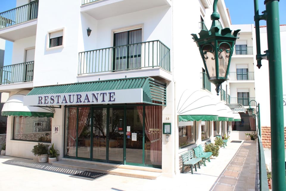 Property building, Restaurant/places to eat, Facade/entrance, acessibility