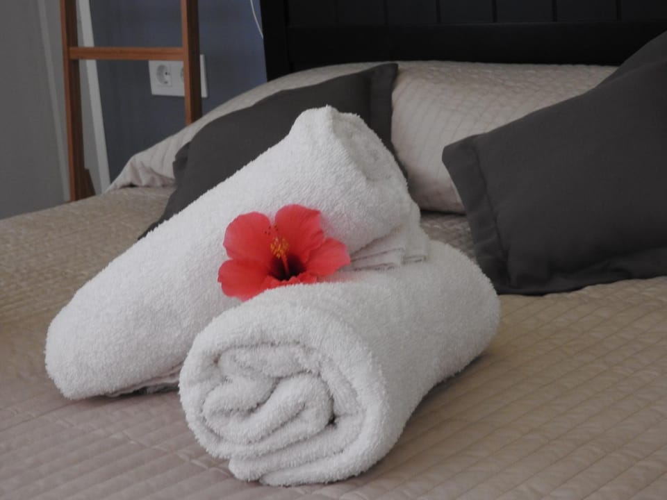 Bed, towels