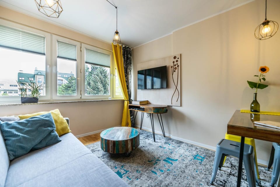 TV and multimedia, Living room, Seating area, City view