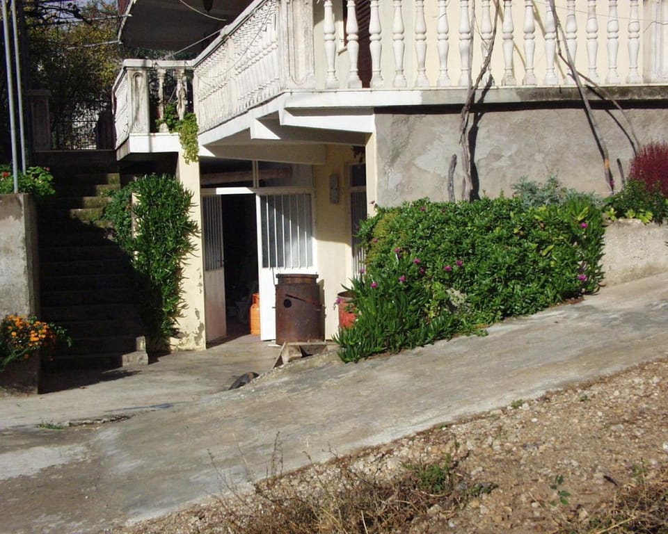 Location, children, Family