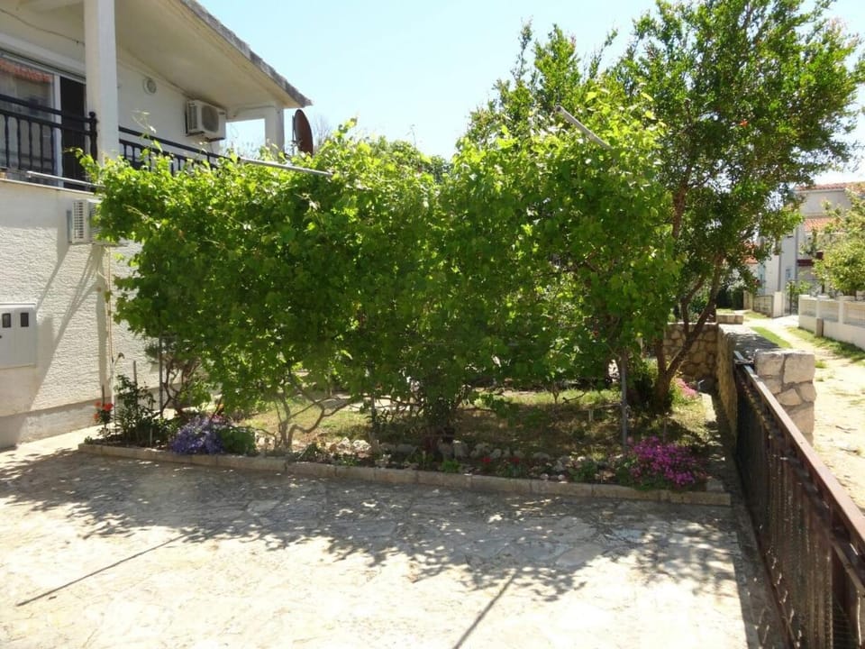 Location, children, Family