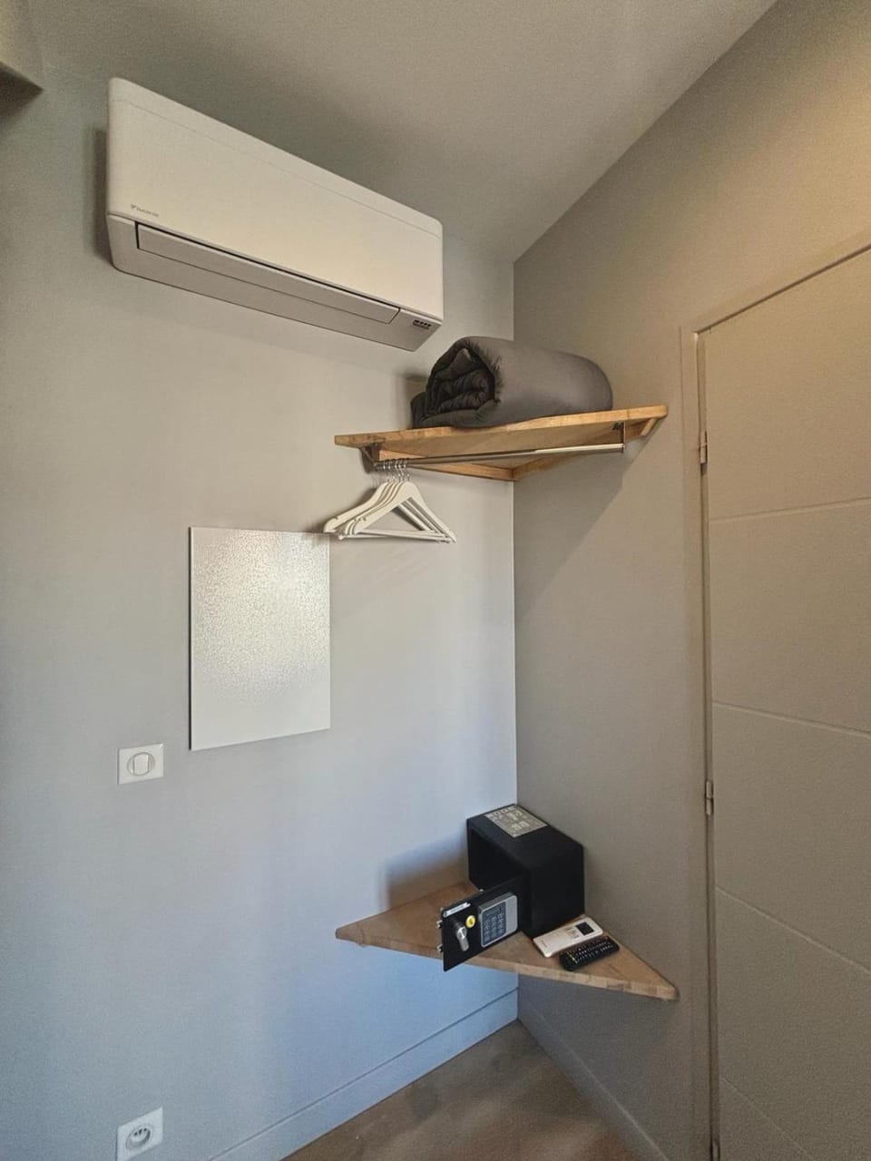 wardrobe, air conditioner