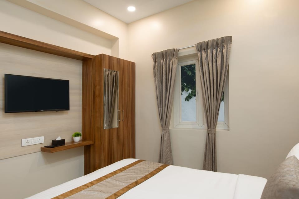 Bed, TV and multimedia, wardrobe