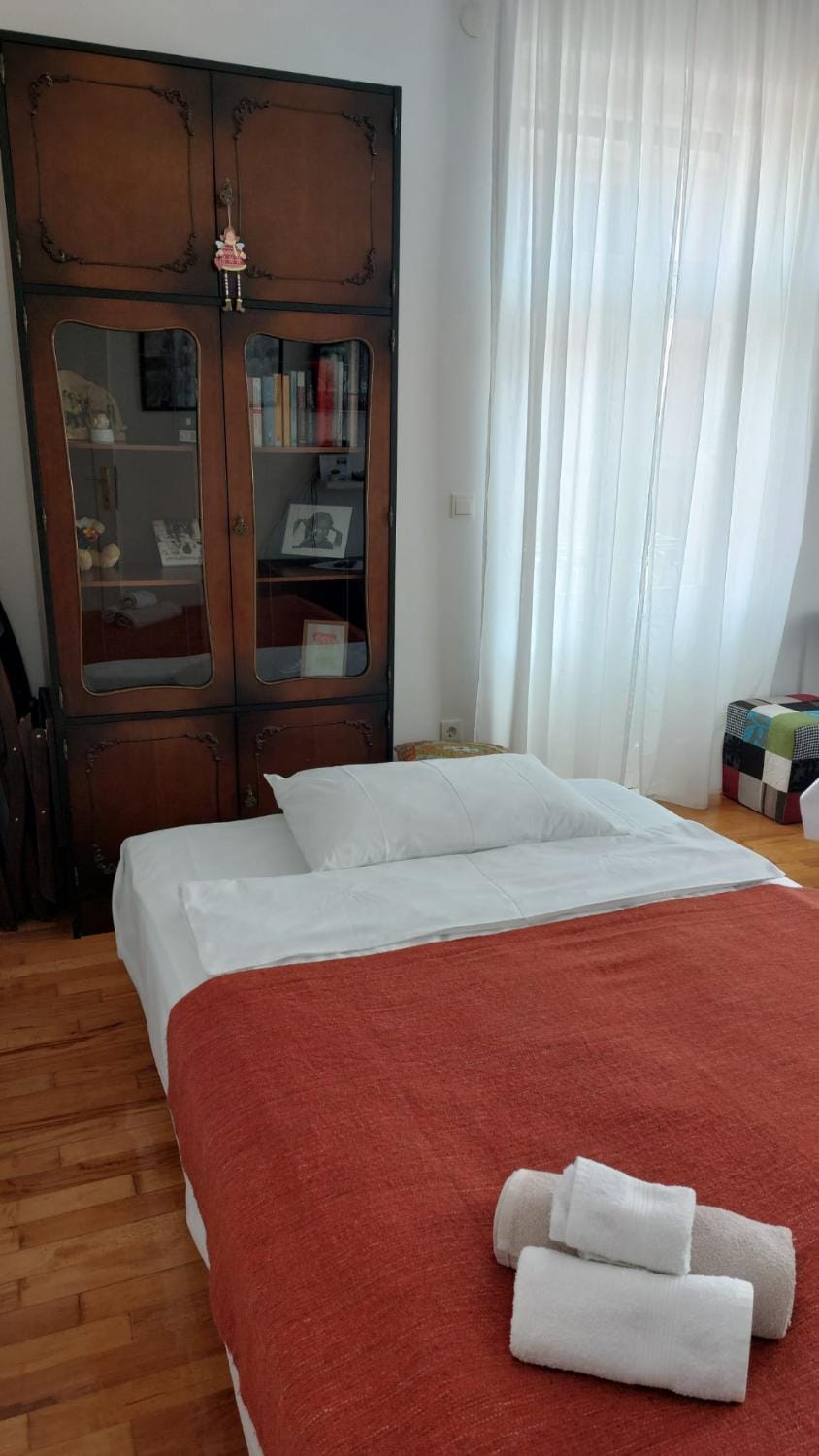 Bed, Library, Living room, Photo of the whole room, towels