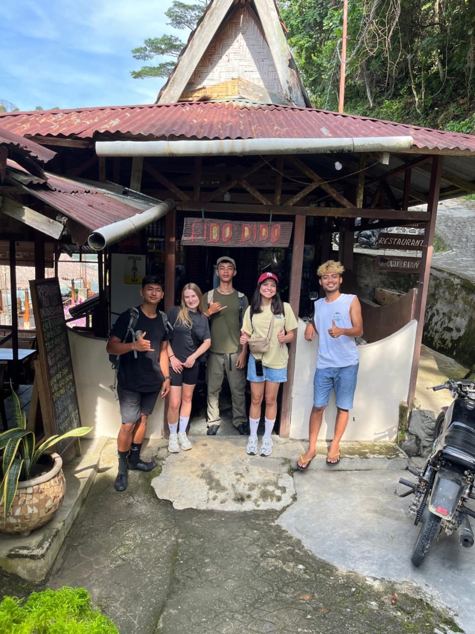 Restaurant/places to eat, group of guests