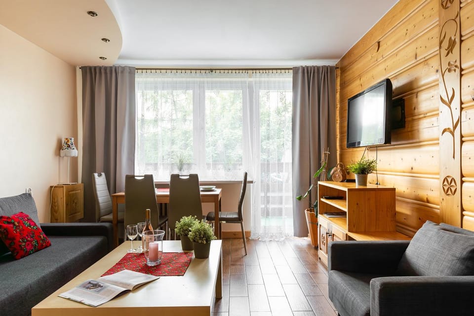 TV and multimedia, Living room, Seating area, Dining area