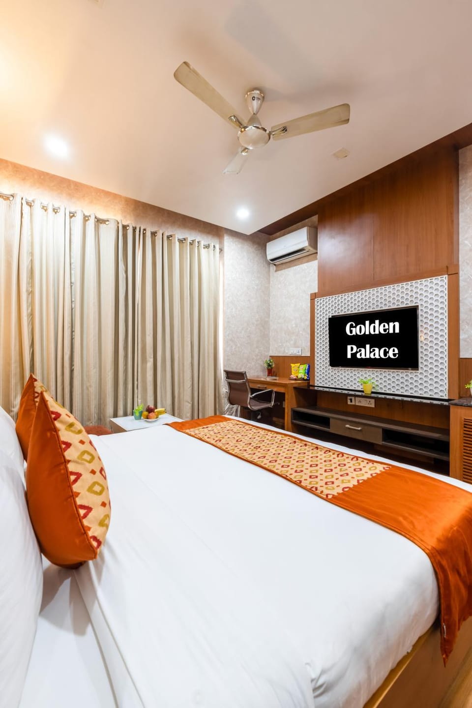 TV and multimedia, Seating area, Logo/Certificate/Sign, Bedroom