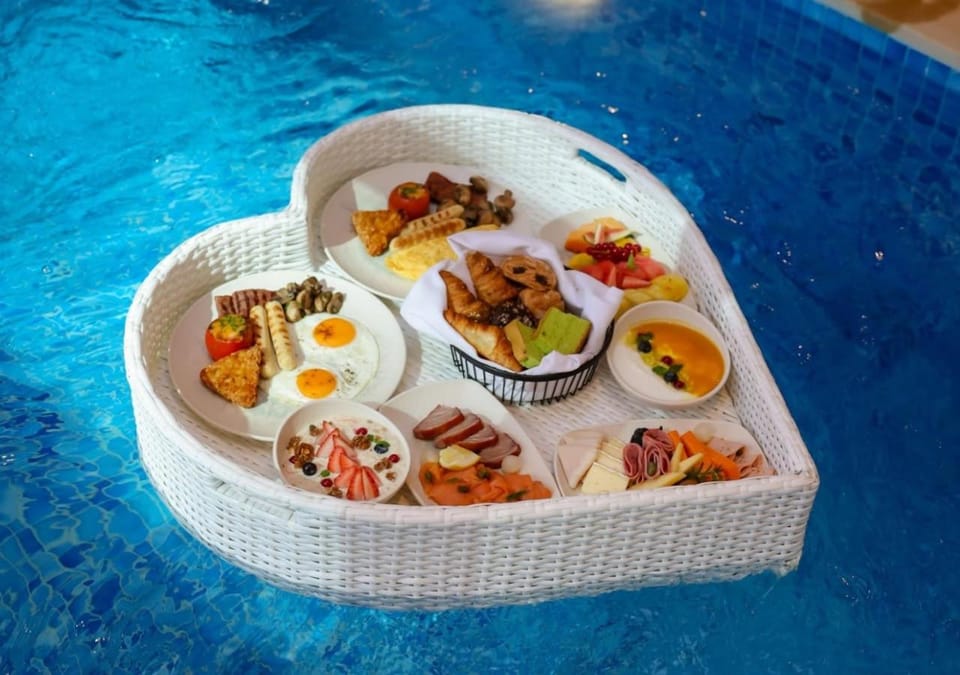 Food, Swimming pool, Breakfast, Continental breakfast, Drinks