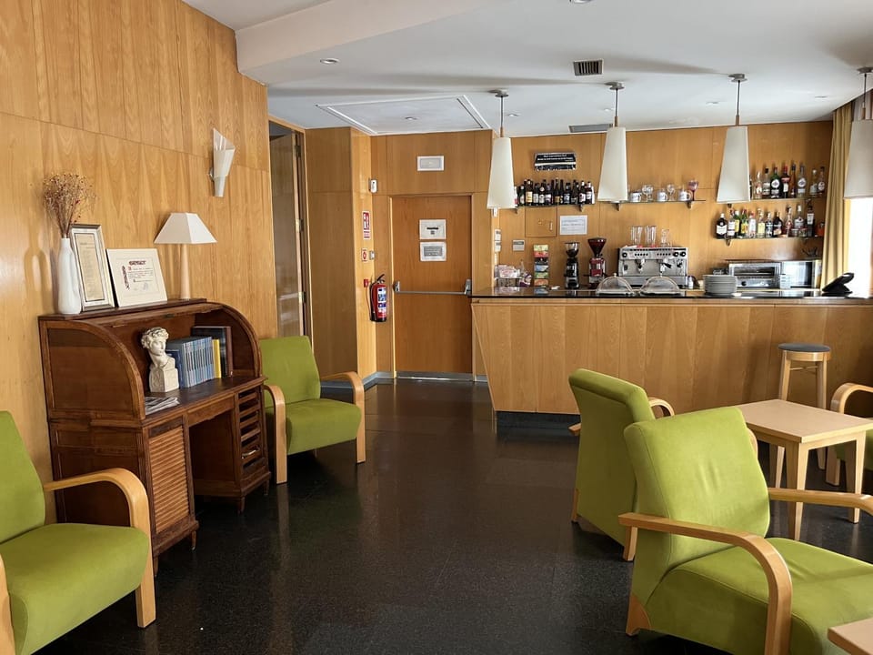 Coffee/tea facilities, Living room, Lounge or bar, Seating area, Breakfast