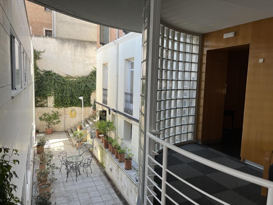 Property building, Day, Balcony/Terrace
