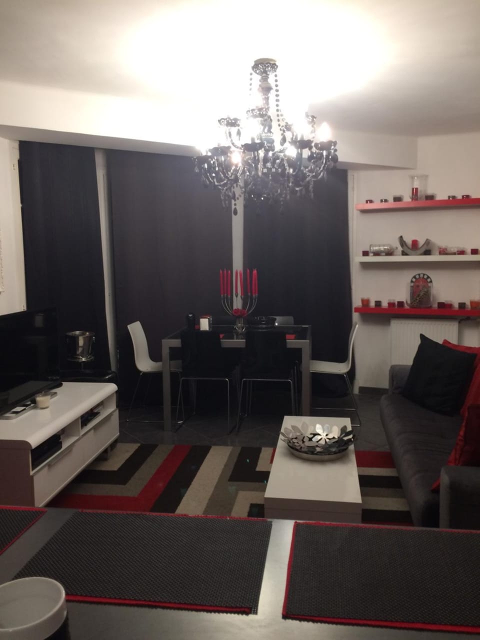 Bed, TV and multimedia, Kitchen or kitchenette, Living room, Decorative detail, Seating area, Dining area