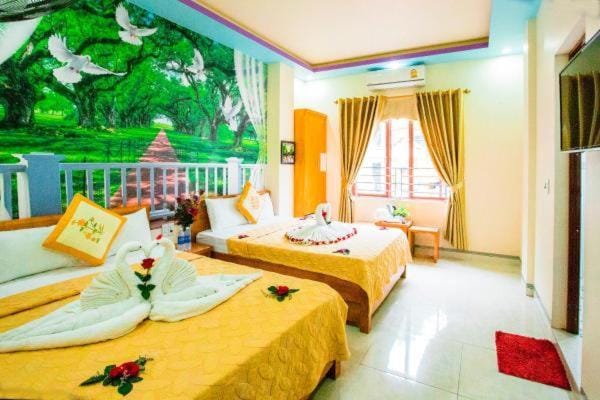 Bed, Living room, Photo of the whole room, Seating area, Bedroom, towels, air conditioner