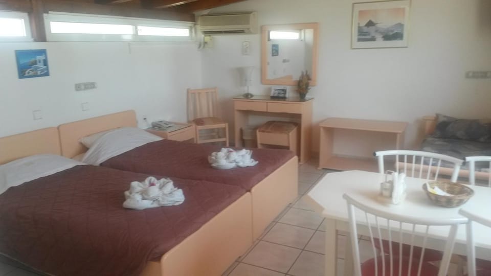 Property logo or sign, Dining area, Bedroom, bunk bed