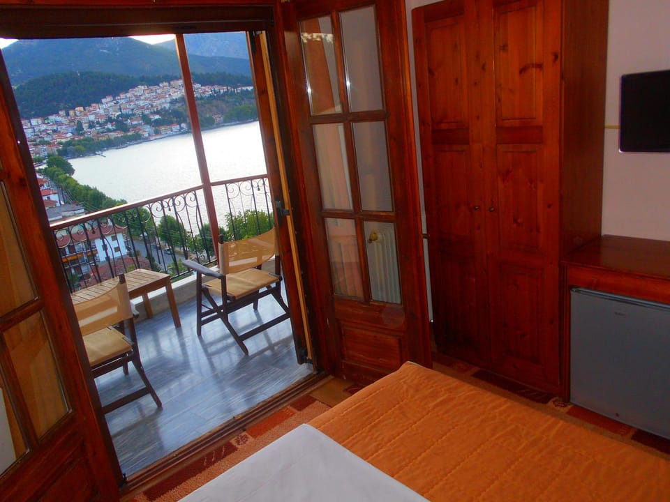 TV and multimedia, Balcony/Terrace, Photo of the whole room, City view, Lake view, Landmark view