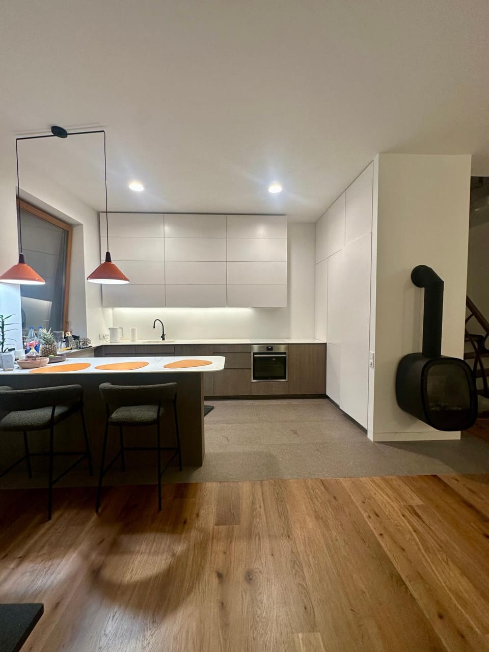 Kitchen or kitchenette, fireplace