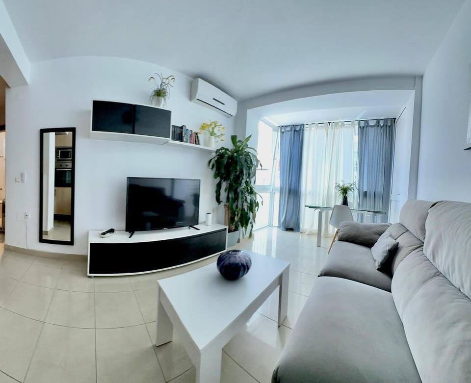TV and multimedia, Living room, Seating area, internet, air conditioner