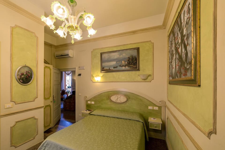 Bed, City view, Street view